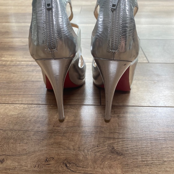 Size 8 louboutin heels - Picture 3 of 9